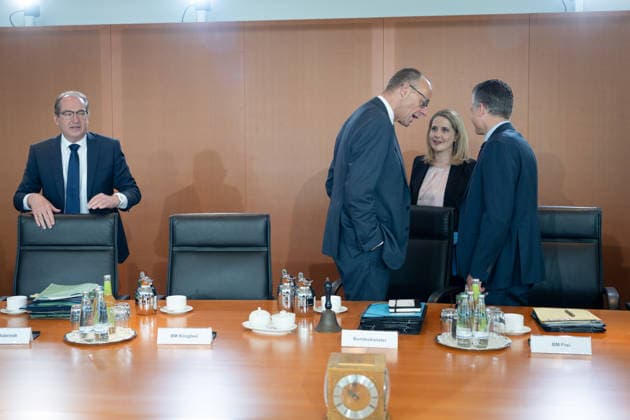 Kabinettsitzung, Bundesregierung, Auftakt Auftakt, Kabinettsitzung, Bundesregierung, Bundeskanzler, Friedrich Merz, Kanzleramtsminister, Thorsten Frei, Verena Hubertz, Bundesministerin, Wohnen, Bauwesen Alexander Dobrindt, Bundesinnenminister Berlin Berlin GER *** Cabinet meeting, Federal Government, Federal Government, Federal Chancellor, Friedrich Merz, Minister of the Chancellery, Thorsten Frei, Verena Hubertz, Federal Minister, Housing, Construction Alexander Dobrindt, Federal Minister of the Interior Berlin Berlin GER