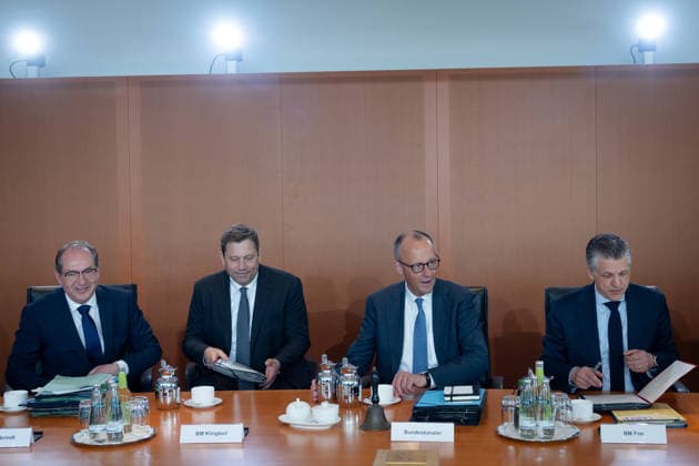 Kabinettsitzung, Bundesregierung, Auftakt Auftakt, Kabinettsitzung, Bundesregierung, Bundeskanzler, Friedrich Merz, Kanzleramtsminister, Thorsten Frei, Lars Klingbeil, Bundesfinanzminister, Vizekanzler, Alexander Dobrindt, Bundesinnenminister Berlin Berlin GER *** Cabinet meeting, Federal Government, Kick-off Kick-off, Cabinet meeting, Federal Government, Federal Chancellor, Friedrich Merz, Minister of the Chancellery, Thorsten Frei, Lars Klingbeil, Federal Minister of Finance, Vice-Chancellor, Alexander Dobrindt, Federal Minister of the Interior Berlin Berlin GER