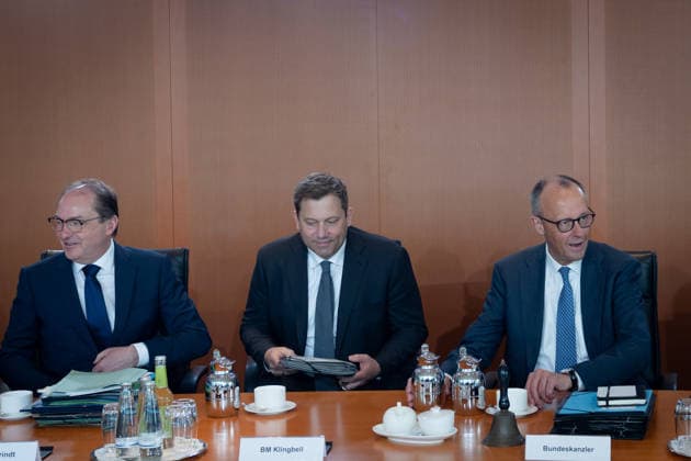 Kabinettsitzung, Bundesregierung, Auftakt Auftakt, Kabinettsitzung, Bundesregierung, Bundeskanzler, Friedrich Merz, Lars Klingbeil, Bundesfinanzminister, Vizekanzler, Alexander Dobrindt, Bundesinnenminister Berlin Berlin GER *** Cabinet meeting, federal government, kick-off, cabinet meeting, federal government, federal chancellor, Friedrich Merz, Lars Klingbeil, federal finance minister, vice chancellor, Alexander Dobrindt, federal interior minister Berlin Berlin GER