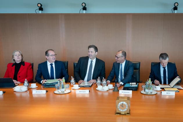 Kabinettsitzung, Bundesregierung, Auftakt Auftakt, Kabinettsitzung, Bundesregierung, Bundeskanzler, Friedrich Merz, Kanzleramtsminister, Thorsten Frei, Lars Klingbeil, Bundesfinanzminister, Vizekanzler, Alexander Dobrindt, Bundesinnenminister, Bärbel Bas, Bundesministerin, Arbeit, Soziales Berlin Berlin GER *** Cabinet meeting, Federal Government, Kick-off Kick-off, Cabinet meeting, Federal Government, Federal Chancellor, Friedrich Merz, Minister of the Chancellery, Thorsten Frei, Lars Klingbeil, Federal Minister of Finance, Vice-Chancellor, Alexander Dobrindt, Federal Minister of the Interior, Bärbel Bas, Federal Minister, Labor, Social Affairs Berlin Berlin GER