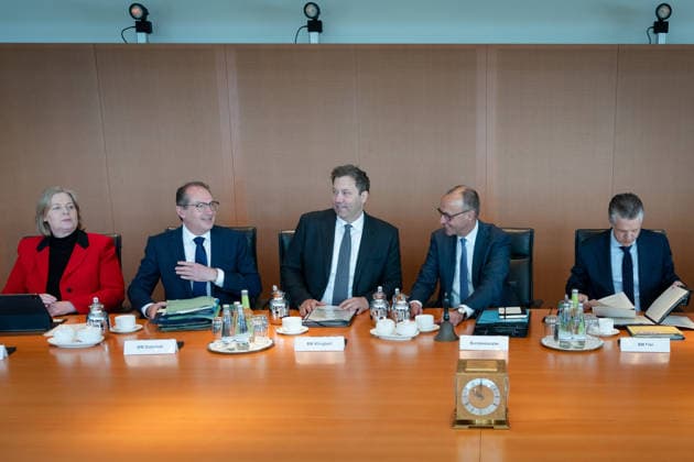 Kabinettsitzung, Bundesregierung, Auftakt Auftakt, Kabinettsitzung, Bundesregierung, Bundeskanzler, Friedrich Merz, Kanzleramtsminister, Thorsten Frei, Lars Klingbeil, Bundesfinanzminister, Vizekanzler, Alexander Dobrindt, Bundesinnenminister, Bärbel Bas, Bundesministerin, Arbeit, Soziales Berlin Berlin GER *** Cabinet meeting, Federal Government, Kick-off Kick-off, Cabinet meeting, Federal Government, Federal Chancellor, Friedrich Merz, Minister of the Chancellery, Thorsten Frei, Lars Klingbeil, Federal Minister of Finance, Vice-Chancellor, Alexander Dobrindt, Federal Minister of the Interior, Bärbel Bas, Federal Minister, Labor, Social Affairs Berlin Berlin GER