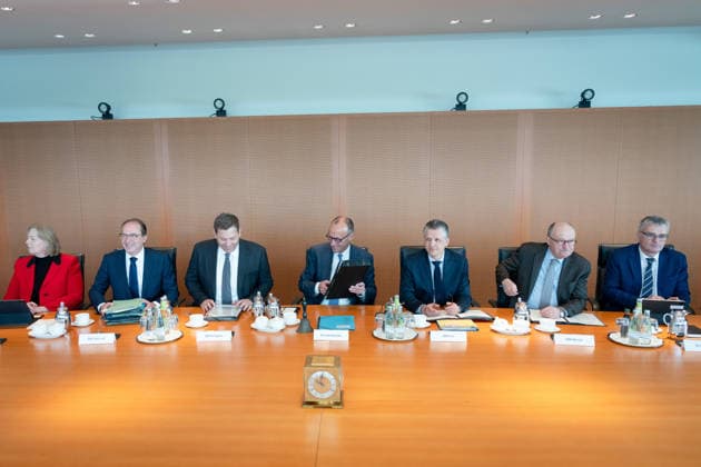 Kabinettsitzung, Bundesregierung, Auftakt Auftakt, Kabinettsitzung, Bundesregierung, Bundeskanzler, Friedrich Merz, Kanzleramtsminister, Thorsten Frei, Lars Klingbeil, Bundesfinanzminister, Vizekanzler, Alexander Dobrindt, Bundesinnenminister, Bärbel Bas, Bundesministerin, Arbeit, Soziales, Stefan Kornelius, Regierungssprecher, Michael Meister, Staatsminister Berlin Berlin GER *** Cabinet meeting, Federal Government, Kick-off Kick-off, Cabinet meeting, Federal Government, Federal Chancellor, Friedrich Merz, Minister of the Chancellery, Thorsten Frei, Lars Klingbeil, Federal Minister of Finance, Vice-Chancellor, Alexander Dobrindt, Federal Minister of the Interior, Bärbel Bas, Federal Minister, Labor, Social Affairs, Stefan Kor