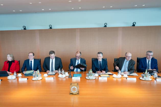Kabinettsitzung, Bundesregierung, Auftakt Auftakt, Kabinettsitzung, Bundesregierung, Bundeskanzler, Friedrich Merz, Kanzleramtsminister, Thorsten Frei, Lars Klingbeil, Bundesfinanzminister, Vizekanzler, Alexander Dobrindt, Bundesinnenminister, Bärbel Bas, Bundesministerin, Arbeit, Soziales, Stefan Kornelius, Regierungssprecher, Michael Meister, Staatsminister Berlin Berlin GER *** Cabinet meeting, Federal Government, Kick-off Kick-off, Cabinet meeting, Federal Government, Federal Chancellor, Friedrich Merz, Minister of the Chancellery, Thorsten Frei, Lars Klingbeil, Federal Minister of Finance, Vice-Chancellor, Alexander Dobrindt, Federal Minister of the Interior, Bärbel Bas, Federal Minister, Labor, Social Affairs, Stefan Kor
