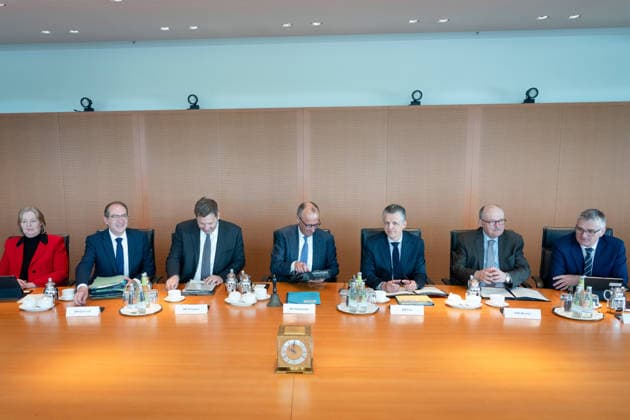Kabinettsitzung, Bundesregierung, Auftakt Auftakt, Kabinettsitzung, Bundesregierung, Bundeskanzler, Friedrich Merz, Kanzleramtsminister, Thorsten Frei, Lars Klingbeil, Bundesfinanzminister, Vizekanzler, Alexander Dobrindt, Bundesinnenminister, Bärbel Bas, Bundesministerin, Arbeit, Soziales, Stefan Kornelius, Regierungssprecher, Michael Meister, Staatsminister Berlin Berlin GER *** Cabinet meeting, Federal Government, Kick-off Kick-off, Cabinet meeting, Federal Government, Federal Chancellor, Friedrich Merz, Minister of the Chancellery, Thorsten Frei, Lars Klingbeil, Federal Minister of Finance, Vice-Chancellor, Alexander Dobrindt, Federal Minister of the Interior, Bärbel Bas, Federal Minister, Labor, Social Affairs, Stefan Kor