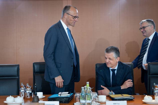 Kabinettsitzung, Bundesregierung, Auftakt Auftakt, Kabinettsitzung, Bundesregierung, Bundeskanzler, Friedrich Merz, Kanzleramtsminister, Thorsten Frei, Stefan Kornelius, Regierungssprecher Berlin Berlin GER *** cabinet meeting, federal government, cabinet meeting, federal government, federal chancellor, Friedrich Merz, minister of the chancellery, Thorsten Frei, Stefan Kornelius, government spokesman Berlin Berlin GER