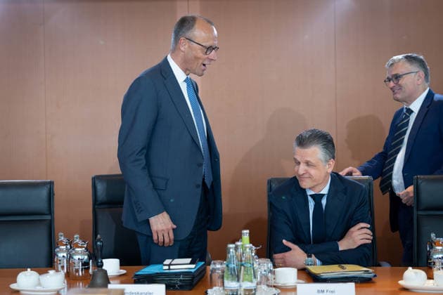 Kabinettsitzung, Bundesregierung, Auftakt Auftakt, Kabinettsitzung, Bundesregierung, Bundeskanzler, Friedrich Merz, Kanzleramtsminister, Thorsten Frei, Stefan Kornelius, Regierungssprecher Berlin Berlin GER *** cabinet meeting, federal government, cabinet meeting, federal government, federal chancellor, Friedrich Merz, minister of the chancellery, Thorsten Frei, Stefan Kornelius, government spokesman Berlin Berlin GER