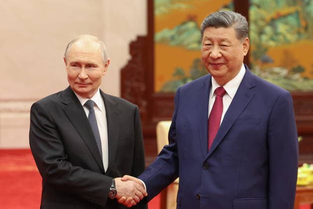 CHINA, BEIJING - MAY 20, 2026: Vladimir Putin (L), President of Russia, and his counterpart Xi Jinping of China shake hands during an informal tea meeting at the Great Hall of the People. Putin s official visit marks 25 years since the 2001 Treaty of Good Neighbourliness and Friendly Cooperation between Russia and China Beijing China  - ZUMAt113 20260520_zaa_t113_538 Copyright: xAlexanderxKazakovx