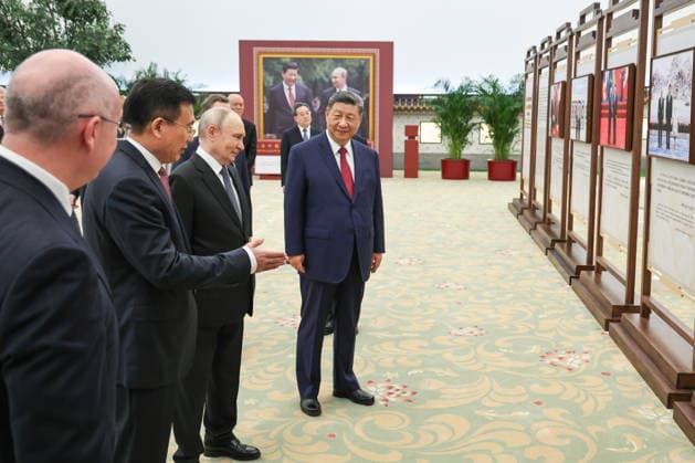 CHINA, BEIJING - MAY 20, 2026: Xi Jinping, President of China, his counterpart Vladimir Putin of Russia, accompanied by Fu Hua, President of the Xinhua News Agency, and Andrei Kondrashov (R-L front), TASS Director General, view a photography exhibition titled Unwavering Friendship of the Great Nations, Strategic Partnership of the Great Powers and held jointly by TASS and Xinhua to mark 25 years since the 2001 Treaty of Good Neighbourliness and Friendly Cooperation between Russia and China Beijing China  - ZUMAt113 20260520_zaa_t113_523 Copyright: xAlexanderxKazakovx