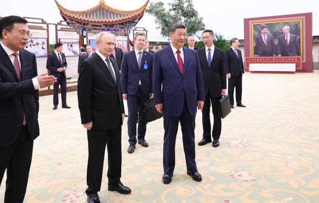 (260520) -- BEIJING, May 20, 2026 -- Chinese President Xi Jinping and Russian President Vladimir Putin visit a photo exhibition that celebrates the everlasting friendship between the two countries at the Great Hall of the People in Beijing, capital of China, May 20, 2026. ) CHINA-BEIJING-XI JINPING-RUSSIA-PUTIN-PHOTO EXHIBITION (CN) HuangxJingwen 