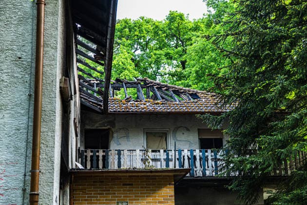 Feuer in ehemaliger Gaststätte Weiterstadt Dachstuhl in Vollbrand Am 20.05.2026 brach gegen 02:37 Uhr ein Feuer in der ehemaligen Gaststätte Storckebrünchen in Weiterstadt aus, die sich unweit der Weiterstädter Landstraße im Waldgebiet zwischen Weiterstadt und Arheilgen befindet. Der Dachstuhl des leerstehenden Gebäudes stand bei Eintreffen der Einsatzkräfte in Vollbrand. Rund 60 Einsatzkräfte der Feuerwehren Weiterstadt, Schneppenhausen, Gräfenhausen und Griesheim waren im Einsatz und verhinderten ein Übergreifen des Feuers auf den umliegenden Wald. Es entstand hoher Sachschaden das Gebäude ist einsturzgefährdet. Die Brandursache ist Gegenstand laufender Ermittlungen des Kommissariats 10 der Polizei. Weiterstadt Hessen