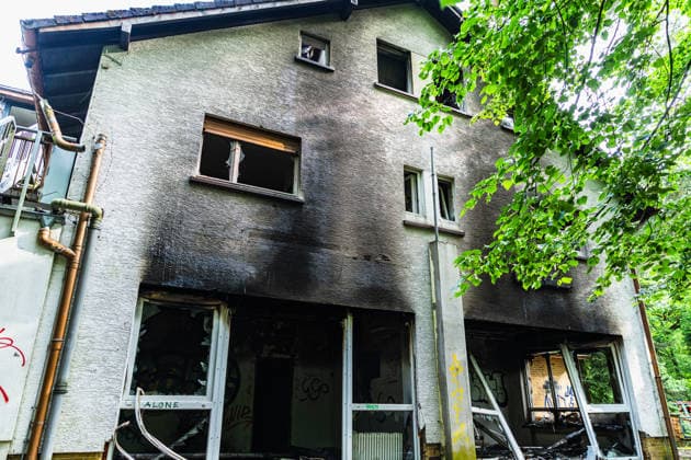 Feuer in ehemaliger Gaststätte Weiterstadt Dachstuhl in Vollbrand Am 20.05.2026 brach gegen 02:37 Uhr ein Feuer in der ehemaligen Gaststätte Storckebrünchen in Weiterstadt aus, die sich unweit der Weiterstädter Landstraße im Waldgebiet zwischen Weiterstadt und Arheilgen befindet. Der Dachstuhl des leerstehenden Gebäudes stand bei Eintreffen der Einsatzkräfte in Vollbrand. Rund 60 Einsatzkräfte der Feuerwehren Weiterstadt, Schneppenhausen, Gräfenhausen und Griesheim waren im Einsatz und verhinderten ein Übergreifen des Feuers auf den umliegenden Wald. Es entstand hoher Sachschaden das Gebäude ist einsturzgefährdet. Die Brandursache ist Gegenstand laufender Ermittlungen des Kommissariats 10 der Polizei. Weiterstadt Hessen