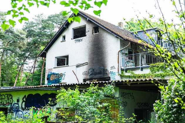 Feuer in ehemaliger Gaststätte Weiterstadt Dachstuhl in Vollbrand Am 20.05.2026 brach gegen 02:37 Uhr ein Feuer in der ehemaligen Gaststätte Storckebrünchen in Weiterstadt aus, die sich unweit der Weiterstädter Landstraße im Waldgebiet zwischen Weiterstadt und Arheilgen befindet. Der Dachstuhl des leerstehenden Gebäudes stand bei Eintreffen der Einsatzkräfte in Vollbrand. Rund 60 Einsatzkräfte der Feuerwehren Weiterstadt, Schneppenhausen, Gräfenhausen und Griesheim waren im Einsatz und verhinderten ein Übergreifen des Feuers auf den umliegenden Wald. Es entstand hoher Sachschaden das Gebäude ist einsturzgefährdet. Die Brandursache ist Gegenstand laufender Ermittlungen des Kommissariats 10 der Polizei. Weiterstadt Hessen