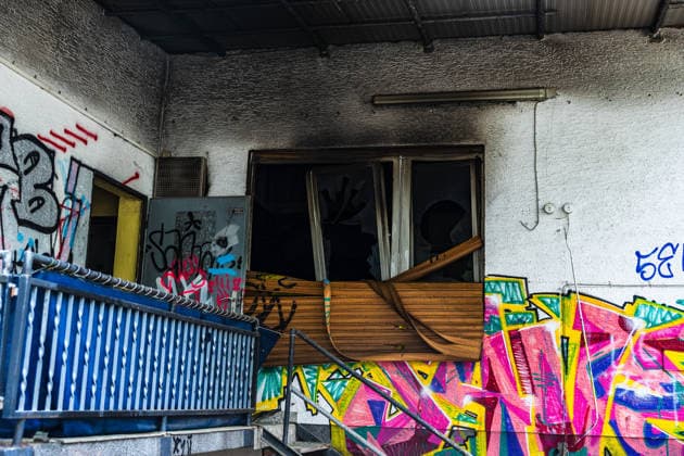 Feuer in ehemaliger Gaststätte Weiterstadt Dachstuhl in Vollbrand Am 20.05.2026 brach gegen 02:37 Uhr ein Feuer in der ehemaligen Gaststätte Storckebrünchen in Weiterstadt aus, die sich unweit der Weiterstädter Landstraße im Waldgebiet zwischen Weiterstadt und Arheilgen befindet. Der Dachstuhl des leerstehenden Gebäudes stand bei Eintreffen der Einsatzkräfte in Vollbrand. Rund 60 Einsatzkräfte der Feuerwehren Weiterstadt, Schneppenhausen, Gräfenhausen und Griesheim waren im Einsatz und verhinderten ein Übergreifen des Feuers auf den umliegenden Wald. Es entstand hoher Sachschaden das Gebäude ist einsturzgefährdet. Die Brandursache ist Gegenstand laufender Ermittlungen des Kommissariats 10 der Polizei. Weiterstadt Hessen