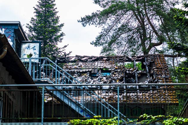 Feuer in ehemaliger Gaststätte Weiterstadt Dachstuhl in Vollbrand Am 20.05.2026 brach gegen 02:37 Uhr ein Feuer in der ehemaligen Gaststätte Storckebrünchen in Weiterstadt aus, die sich unweit der Weiterstädter Landstraße im Waldgebiet zwischen Weiterstadt und Arheilgen befindet. Der Dachstuhl des leerstehenden Gebäudes stand bei Eintreffen der Einsatzkräfte in Vollbrand. Rund 60 Einsatzkräfte der Feuerwehren Weiterstadt, Schneppenhausen, Gräfenhausen und Griesheim waren im Einsatz und verhinderten ein Übergreifen des Feuers auf den umliegenden Wald. Es entstand hoher Sachschaden das Gebäude ist einsturzgefährdet. Die Brandursache ist Gegenstand laufender Ermittlungen des Kommissariats 10 der Polizei. Weiterstadt Hessen