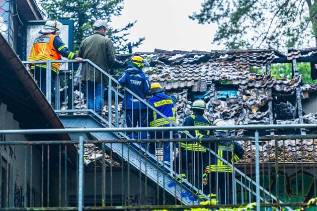 Feuer in ehemaliger Gaststätte Weiterstadt Dachstuhl in Vollbrand Am 20.05.2026 brach gegen 02:37 Uhr ein Feuer in der ehemaligen Gaststätte Storckebrünchen in Weiterstadt aus, die sich unweit der Weiterstädter Landstraße im Waldgebiet zwischen Weiterstadt und Arheilgen befindet. Der Dachstuhl des leerstehenden Gebäudes stand bei Eintreffen der Einsatzkräfte in Vollbrand. Rund 60 Einsatzkräfte der Feuerwehren Weiterstadt, Schneppenhausen, Gräfenhausen und Griesheim waren im Einsatz und verhinderten ein Übergreifen des Feuers auf den umliegenden Wald. Es entstand hoher Sachschaden das Gebäude ist einsturzgefährdet. Die Brandursache ist Gegenstand laufender Ermittlungen des Kommissariats 10 der Polizei. Weiterstadt Hessen