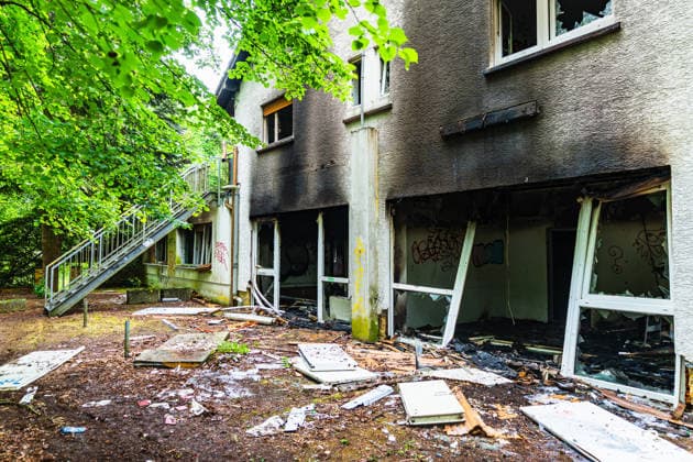 Feuer in ehemaliger Gaststätte Weiterstadt Dachstuhl in Vollbrand Am 20.05.2026 brach gegen 02:37 Uhr ein Feuer in der ehemaligen Gaststätte Storckebrünchen in Weiterstadt aus, die sich unweit der Weiterstädter Landstraße im Waldgebiet zwischen Weiterstadt und Arheilgen befindet. Der Dachstuhl des leerstehenden Gebäudes stand bei Eintreffen der Einsatzkräfte in Vollbrand. Rund 60 Einsatzkräfte der Feuerwehren Weiterstadt, Schneppenhausen, Gräfenhausen und Griesheim waren im Einsatz und verhinderten ein Übergreifen des Feuers auf den umliegenden Wald. Es entstand hoher Sachschaden das Gebäude ist einsturzgefährdet. Die Brandursache ist Gegenstand laufender Ermittlungen des Kommissariats 10 der Polizei. Weiterstadt Hessen