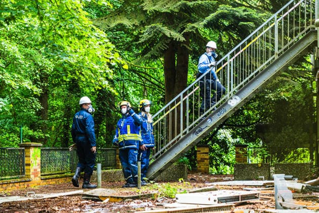 Feuer in ehemaliger Gaststätte Weiterstadt Dachstuhl in Vollbrand Am 20.05.2026 brach gegen 02:37 Uhr ein Feuer in der ehemaligen Gaststätte Storckebrünchen in Weiterstadt aus, die sich unweit der Weiterstädter Landstraße im Waldgebiet zwischen Weiterstadt und Arheilgen befindet. Der Dachstuhl des leerstehenden Gebäudes stand bei Eintreffen der Einsatzkräfte in Vollbrand. Rund 60 Einsatzkräfte der Feuerwehren Weiterstadt, Schneppenhausen, Gräfenhausen und Griesheim waren im Einsatz und verhinderten ein Übergreifen des Feuers auf den umliegenden Wald. Es entstand hoher Sachschaden das Gebäude ist einsturzgefährdet. Die Brandursache ist Gegenstand laufender Ermittlungen des Kommissariats 10 der Polizei. Weiterstadt Hessen