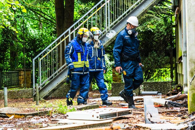 Feuer in ehemaliger Gaststätte Weiterstadt Dachstuhl in Vollbrand Am 20.05.2026 brach gegen 02:37 Uhr ein Feuer in der ehemaligen Gaststätte Storckebrünchen in Weiterstadt aus, die sich unweit der Weiterstädter Landstraße im Waldgebiet zwischen Weiterstadt und Arheilgen befindet. Der Dachstuhl des leerstehenden Gebäudes stand bei Eintreffen der Einsatzkräfte in Vollbrand. Rund 60 Einsatzkräfte der Feuerwehren Weiterstadt, Schneppenhausen, Gräfenhausen und Griesheim waren im Einsatz und verhinderten ein Übergreifen des Feuers auf den umliegenden Wald. Es entstand hoher Sachschaden das Gebäude ist einsturzgefährdet. Die Brandursache ist Gegenstand laufender Ermittlungen des Kommissariats 10 der Polizei. Weiterstadt Hessen