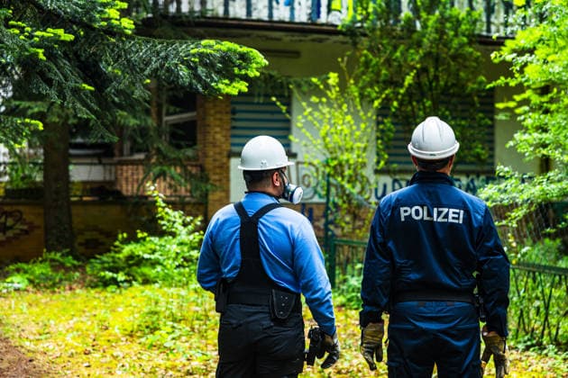 Feuer in ehemaliger Gaststätte Weiterstadt Dachstuhl in Vollbrand Am 20.05.2026 brach gegen 02:37 Uhr ein Feuer in der ehemaligen Gaststätte Storckebrünchen in Weiterstadt aus, die sich unweit der Weiterstädter Landstraße im Waldgebiet zwischen Weiterstadt und Arheilgen befindet. Der Dachstuhl des leerstehenden Gebäudes stand bei Eintreffen der Einsatzkräfte in Vollbrand. Rund 60 Einsatzkräfte der Feuerwehren Weiterstadt, Schneppenhausen, Gräfenhausen und Griesheim waren im Einsatz und verhinderten ein Übergreifen des Feuers auf den umliegenden Wald. Es entstand hoher Sachschaden das Gebäude ist einsturzgefährdet. Die Brandursache ist Gegenstand laufender Ermittlungen des Kommissariats 10 der Polizei. Weiterstadt Hessen