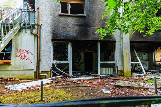 Feuer in ehemaliger Gaststätte Weiterstadt Dachstuhl in Vollbrand Am 20.05.2026 brach gegen 02:37 Uhr ein Feuer in der ehemaligen Gaststätte Storckebrünchen in Weiterstadt aus, die sich unweit der Weiterstädter Landstraße im Waldgebiet zwischen Weiterstadt und Arheilgen befindet. Der Dachstuhl des leerstehenden Gebäudes stand bei Eintreffen der Einsatzkräfte in Vollbrand. Rund 60 Einsatzkräfte der Feuerwehren Weiterstadt, Schneppenhausen, Gräfenhausen und Griesheim waren im Einsatz und verhinderten ein Übergreifen des Feuers auf den umliegenden Wald. Es entstand hoher Sachschaden das Gebäude ist einsturzgefährdet. Die Brandursache ist Gegenstand laufender Ermittlungen des Kommissariats 10 der Polizei. Weiterstadt Hessen