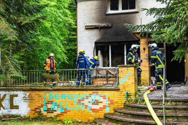 Feuer in ehemaliger Gaststätte Weiterstadt Dachstuhl in Vollbrand Am 20.05.2026 brach gegen 02:37 Uhr ein Feuer in der ehemaligen Gaststätte Storckebrünchen in Weiterstadt aus, die sich unweit der Weiterstädter Landstraße im Waldgebiet zwischen Weiterstadt und Arheilgen befindet. Der Dachstuhl des leerstehenden Gebäudes stand bei Eintreffen der Einsatzkräfte in Vollbrand. Rund 60 Einsatzkräfte der Feuerwehren Weiterstadt, Schneppenhausen, Gräfenhausen und Griesheim waren im Einsatz und verhinderten ein Übergreifen des Feuers auf den umliegenden Wald. Es entstand hoher Sachschaden das Gebäude ist einsturzgefährdet. Die Brandursache ist Gegenstand laufender Ermittlungen des Kommissariats 10 der Polizei. Weiterstadt Hessen