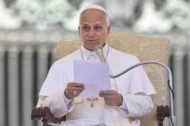 May 20, 2026. Vatican City - POLE LEO XIV during the Wednesday General Audience with BARTOLOMEO I (Demistros Archontonis) Ecumenical Patriarch of the Armenian Orthodox Apostolic Church in St. Peter s Square at the Vatican. EvandroInetti_via ZUMA Wire Vatican City State - ZUMAi15_ 20260520_zaf_i15_054 Copyright: xEvandroxInettix