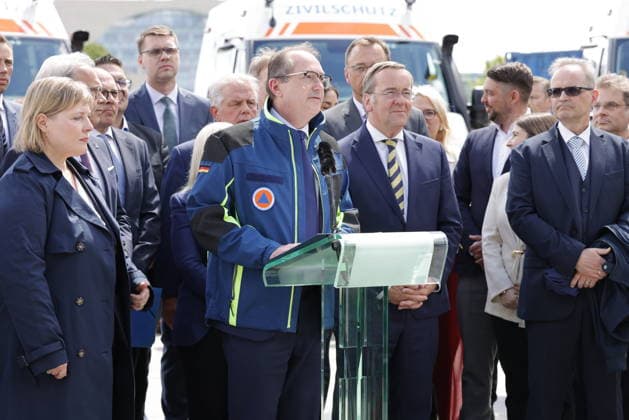 Bundesinnenminister Alexander Dobrindt, Bundesminister Boris Pistorius, Deutschland, Berlin,Bundesinnenminister Alexander Dobrindt stellt Pakt für den Bevölkerungsschutz vor und übergibt 13 Einsatzfahrzeuge für den Zivilschutz *** Federal Minister of the Interior Alexander Dobrindt, Federal Minister Boris Pistorius, Germany, Berlin,Federal Minister of the Interior Alexander Dobrindt presents civil protection pact and hands over 13 emergency vehicles for civil protection