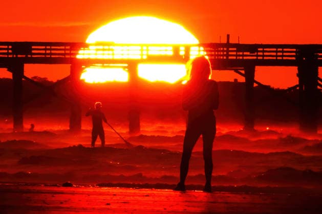 May 20, 2026, Isle Of Palms, Sc, United States: A woman watches a paddle surfer silhouetted by the sunrise over the Atlantic Ocean on Front Beach, May 20, 2026 in Isle of Palms, South Carolina. Isle Of Palms United States  - ZUMAe02_ 20260520_zaf_e02_002 Copyright: xRichardxEllisx