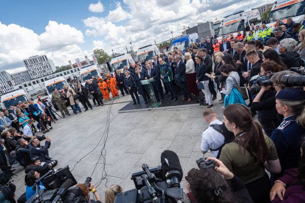 Bundesinnenminister Alexander Dobrindt (in Jacke des Zivilschutzes) und Verteidigungsminister Boris Pistorius vor dem Berliner Hauptbahnhof;Vorstellung Pakt für den Bevölkerungsschutz durch Bundesinnenminister und Verteidigungsminister mit Übergabe von 13 Einsatzfahrzeugen an den Zivilschutz, Berlin Berlin Deutschland Hauptbahnhof, Washingtonplatz *** Federal Interior Minister Alexander Dobrindt in civil defense jacket and Defense Minister Boris Pistorius in front of Berlin Central Station Presentation of the Civil Protection Pact by Federal Interior Minister and Defense Minister with handover of 13 emergency vehicles to the Civil Defense, Berlin Berlin Germany Central Station, Washingtonplatz