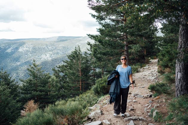 Smiling woman hiking on mountain trail in Penalara Madrid, Community of Madrid, Spain R_NSRZ260518-2034514-01 ,model released, Symbolfoto