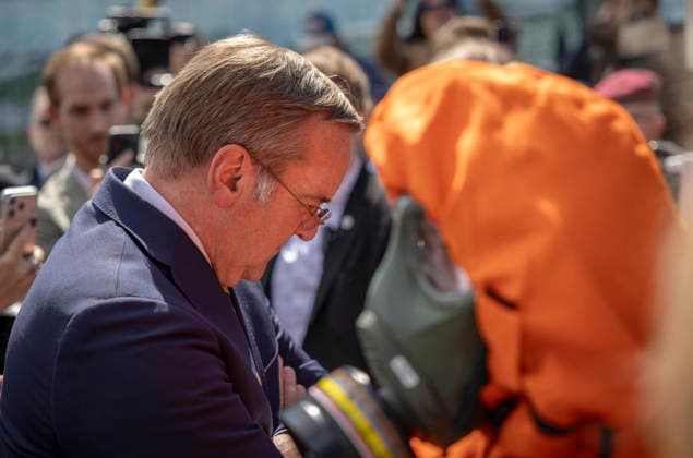 Boris Pistorius stellt Pakt fuer den Bevoelkerungschutz vor und uebergibt 13 Einsatzfahrzeuge fuer den Zivilschutz am Washingtonplatz in Berlin, 20.05.2026. Berlin Deutschland *** Boris Pistorius presents pact for population protection and hands over 13 emergency vehicles for civil defense at Washingtonplatz in Berlin, 20 05 2026 Berlin Germany Copyright: xYonaxElsnerx