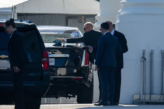 May 20, 2026, Washington, Dc, United States: A US Secret Service agent polishes the Ã¢â‚¬oeBeastÃ¢â‚¬Â limousine before President Donald Trump departs the White House on May 20, 2026. Washington United States - ZUMAl312 20260520_znp_l312_001 Copyright: xAndrewxLeydenx