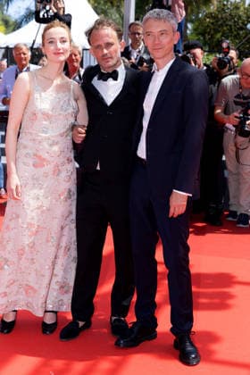 Sandrine Blancke, Emmanuel Marre et Swann Arlaud Montée des marches du film Notre Salut lors du 79ème Festival International du Film de Cannes, le 20 mai 2026 Olivier Borde Bestimage Red carpet for Notre Salut at the 79th Cannes International Film Festival on May 20, 2026 Cannes France  Copyright: xOLIVIERxBORDEx xBESTIMAGExOLIVIERxBORDEx xBESTIMAGEx