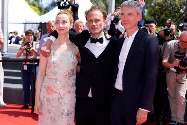 Sandrine Blancke, Emmanuel Marre et Swann Arlaud Montée des marches du film Notre Salut lors du 79ème Festival International du Film de Cannes, le 20 mai 2026 Olivier Borde Bestimage Red carpet for Notre Salut at the 79th Cannes International Film Festival on May 20, 2026 Cannes France  Copyright: xOLIVIERxBORDEx xBESTIMAGExOLIVIERxBORDEx xBESTIMAGEx