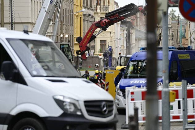 Einsatzkräfte des Technischen Hilfswerk (THW) arbeiten auf dem eingestürzten Wohnhaus in der James-von-Moltke-Strasse in Görlitz. Hier kam es am frühen Abend des 18.5.2026 zu einem Einsturz eines bewohnten Hauses. Aufnahme vom 20.05.2026. Görlitz, 20.05.2026 *** Emergency services of the THW technical relief organization working on the collapsed residential building in James von Moltke Strasse in Görlitz An inhabited house collapsed here in the early evening of 18 5 2026 Photo taken on 20 05 2026 Görlitz, 20 05 2026 Copyright: xMatthiasxWehnertx