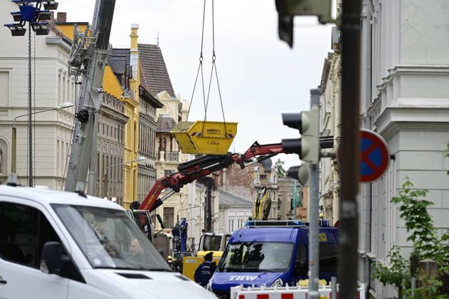 Einsatzkräfte des Technischen Hilfswerk (THW) arbeiten auf dem eingestürzten Wohnhaus in der James-von-Moltke-Strasse in Görlitz. Hier kam es am frühen Abend des 18.5.2026 zu einem Einsturz eines bewohnten Hauses. Aufnahme vom 20.05.2026. Görlitz, 20.05.2026 *** Emergency services of the THW technical relief organization working on the collapsed residential building in James von Moltke Strasse in Görlitz An inhabited house collapsed here in the early evening of 18 5 2026 Photo taken on 20 05 2026 Görlitz, 20 05 2026 Copyright: xMatthiasxWehnertx