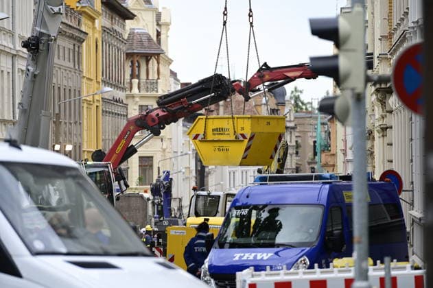 Einsatzkräfte des Technischen Hilfswerk (THW) arbeiten auf dem eingestürzten Wohnhaus in der James-von-Moltke-Strasse in Görlitz. Hier kam es am frühen Abend des 18.5.2026 zu einem Einsturz eines bewohnten Hauses. Aufnahme vom 20.05.2026. Görlitz, 20.05.2026 *** Emergency services of the THW technical relief organization working on the collapsed residential building in James von Moltke Strasse in Görlitz An inhabited house collapsed here in the early evening of 18 5 2026 Photo taken on 20 05 2026 Görlitz, 20 05 2026 Copyright: xMatthiasxWehnertx