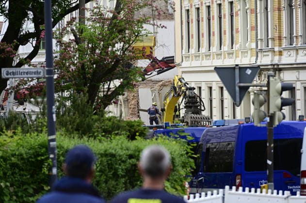 Einsatzkräfte des Technischen Hilfswerk (THW) arbeiten auf dem eingestürzten Wohnhaus in der James-von-Moltke-Strasse in Görlitz. Hier kam es am frühen Abend des 18.5.2026 zu einem Einsturz eines bewohnten Hauses. Aufnahme vom 20.05.2026. Görlitz, 20.05.2026 *** Emergency services of the THW technical relief organization working on the collapsed residential building in James von Moltke Strasse in Görlitz An inhabited house collapsed here in the early evening of 18 5 2026 Photo taken on 20 05 2026 Görlitz, 20 05 2026 Copyright: xMatthiasxWehnertx