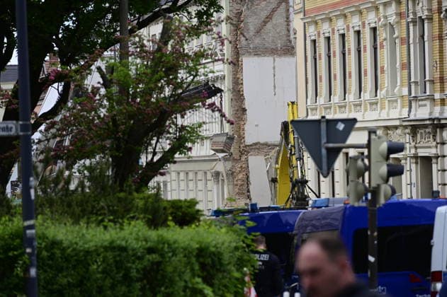 Einsatzkräfte des Technischen Hilfswerk (THW) arbeiten auf dem eingestürzten Wohnhaus in der James-von-Moltke-Strasse in Görlitz. Hier kam es am frühen Abend des 18.5.2026 zu einem Einsturz eines bewohnten Hauses. Aufnahme vom 20.05.2026. Görlitz, 20.05.2026 *** Emergency services of the THW technical relief organization working on the collapsed residential building in James von Moltke Strasse in Görlitz An inhabited house collapsed here in the early evening of 18 5 2026 Photo taken on 20 05 2026 Görlitz, 20 05 2026 Copyright: xMatthiasxWehnertx