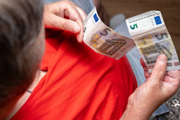 Bavaria, Germany May 20, 2026: An elderly woman of substantial build counts a few euro bills in her hands. The image symbolizes financial insecurity, poverty in old age, and the daily struggle with rising prices and a meager pension. *** Eine korpulente Rentnerin zählt wenige Euroscheine mit ihren Händen. Das Bild symbolisiert finanzielle Unsicherheit, Altersarmut und den täglichen Kampf mit steigenden Preisen und knapper Rente.