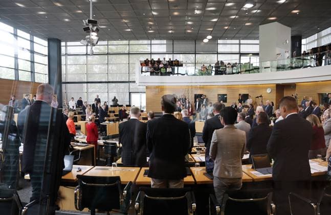 Plenum Thueringer Landtag 20.05.2026, Erfurt, Thueringer Landtag, 43.Plenarsitzung, im Bild: die Abgeordneten halten im Plenarsaal eine Schweigeminute ab