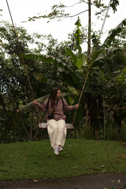 Young woman swinging on garden swing, Munduk Moding Plantation, Bali Buleleng, Bali, Indonesia R_YUKI260513A-2021246-01 ,model released, Symbolfoto
