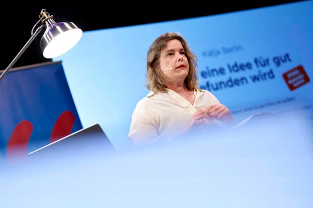 Autorin Katja Berlin in der Veranstaltung Torten der Wahrheit Katja Berlin weiß, wann eine Idee für gut befunden wird! im Rahmen der Lit.Cologne 2026 im WDR-Funkhaus am Wallrafplatz. Köln, 20.05.2026 NRW Deutschland *** Author Katja Berlin at the event Torten der Wahrheit Katja Berlin knows when an idea is considered good as part of Lit Cologne 2026 at the WDR Funkhaus am Wallrafplatz Cologne, 20 05 2026 NRW Germany Copyright: xChristophxHardtx