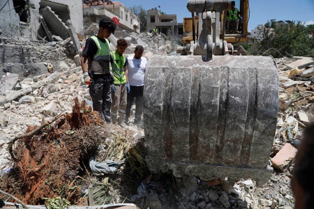 May 20, 2026, Deir Qanoun En Nahr, Tyre District, lebanon: Emergency Operations Center of LebanonÃ¢â‚¬â ¢s Ministry of Public Health announced that an Israeli airstrike on the southern Lebanese town of Deir Qanoun al-Nahr on Tuesday, May 19, killed 14 people in a final toll, including four children Ã¢â‚¬ one of them Syrian Ã¢â‚¬ and three women. Lebanese Civil Defense rescue teams continued search and recovery operations for long hours following the strike amid extensive destruction. Deir Qanoun En Nahr lebanon - ZUMAb339 20260520_znp_b339_009 Copyright: xAbdulxKaderxAlxBayx