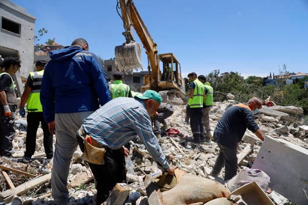 May 20, 2026, Deir Qanoun En Nahr, Tyre District, lebanon: Emergency Operations Center of LebanonÃ¢â‚¬â ¢s Ministry of Public Health announced that an Israeli airstrike on the southern Lebanese town of Deir Qanoun al-Nahr on Tuesday, May 19, killed 14 people in a final toll, including four children Ã¢â‚¬ one of them Syrian Ã¢â‚¬ and three women. Lebanese Civil Defense rescue teams continued search and recovery operations for long hours following the strike amid extensive destruction. Deir Qanoun En Nahr lebanon - ZUMAb339 20260520_znp_b339_001 Copyright: xAbdulxKaderxAlxBayx