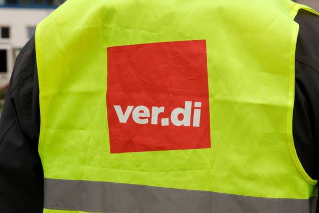 Warnstreik_ Telekom 20.05.2026, Chemnitz, Warnstreik, Telekom Etwa 250 Mitarbeiter der Telekom versammelten sich am Mittwochvormittag zu einem Warnstreik. das Thema lautete: Tarifrunde Telekom- Gerechtigkeit statt Dividende . Gefordert werden u.a. eine Entgeltsteigerung von 6,6 Prozent bei einer Laufzeit von 12 Monaten und die Einführung eines ver.- di- Mitgliederbonus von 660 Euro im Jahr. Nach einer Auftaktkundgebung an der Universitätsbibliothek Straße der Nationen gibt es einen Marsch durch die Innenstadt bis zum Gewerkschaftshaus an der Augustusburger Straße, wo noch eine Schlusskundgebung stattfindet. Chemnitz Sachsen Deutschland *** Telekom warning strike 20 05 2026, Chemnitz, warning strike, Telekom Around 250 Telekom employe