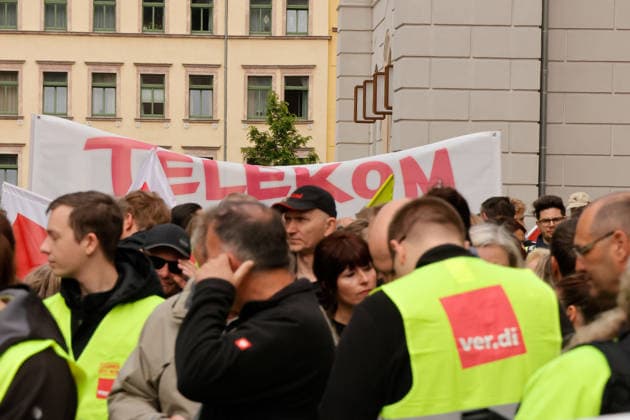 Warnstreik_ Telekom 20.05.2026, Chemnitz, Warnstreik, Telekom Etwa 250 Mitarbeiter der Telekom versammelten sich am Mittwochvormittag zu einem Warnstreik. das Thema lautete: Tarifrunde Telekom- Gerechtigkeit statt Dividende . Gefordert werden u.a. eine Entgeltsteigerung von 6,6 Prozent bei einer Laufzeit von 12 Monaten und die Einführung eines ver.- di- Mitgliederbonus von 660 Euro im Jahr. Nach einer Auftaktkundgebung an der Universitätsbibliothek Straße der Nationen gibt es einen Marsch durch die Innenstadt bis zum Gewerkschaftshaus an der Augustusburger Straße, wo noch eine Schlusskundgebung stattfindet. Chemnitz Sachsen Deutschland *** Telekom warning strike 20 05 2026, Chemnitz, warning strike, Telekom Around 250 Telekom employe
