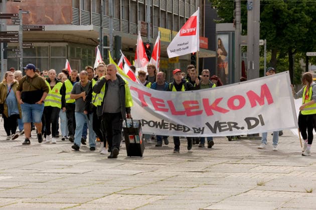 Warnstreik_ Telekom 20.05.2026, Chemnitz, Warnstreik, Telekom Etwa 250 Mitarbeiter der Telekom versammelten sich am Mittwochvormittag zu einem Warnstreik. das Thema lautete: Tarifrunde Telekom- Gerechtigkeit statt Dividende . Gefordert werden u.a. eine Entgeltsteigerung von 6,6 Prozent bei einer Laufzeit von 12 Monaten und die Einführung eines ver.- di- Mitgliederbonus von 660 Euro im Jahr. Nach einer Auftaktkundgebung an der Universitätsbibliothek Straße der Nationen gibt es einen Marsch durch die Innenstadt bis zum Gewerkschaftshaus an der Augustusburger Straße, wo noch eine Schlusskundgebung stattfindet. Chemnitz Sachsen Deutschland *** Telekom warning strike 20 05 2026, Chemnitz, warning strike, Telekom Around 250 Telekom employe