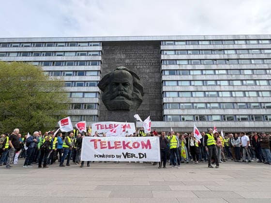 Warnstreik_ Telekom 20.05.2026, Chemnitz, Warnstreik, Telekom Etwa 250 Mitarbeiter der Telekom versammelten sich am Mittwochvormittag zu einem Warnstreik. das Thema lautete: Tarifrunde Telekom- Gerechtigkeit statt Dividende . Gefordert werden u.a. eine Entgeltsteigerung von 6,6 Prozent bei einer Laufzeit von 12 Monaten und die Einführung eines ver.- di- Mitgliederbonus von 660 Euro im Jahr. Nach einer Auftaktkundgebung an der Universitätsbibliothek Straße der Nationen gibt es einen Marsch durch die Innenstadt bis zum Gewerkschaftshaus an der Augustusburger Straße, wo noch eine Schlusskundgebung stattfindet. Chemnitz Sachsen Deutschland *** Telekom warning strike 20 05 2026, Chemnitz, warning strike, Telekom Around 250 Telekom employe