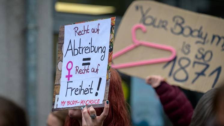 Essen: Protest gegen die Haltung der Uniklinik zum Thema Abtreibung ** NUR FÜR REDAKTIONELLE ZWECKE ** EDITORIAL USE ONLY **<p>Kundgebung gegen die Haltung der Uniklinik zum Thema Abtreibung am Mittwoch, den 10. Mai 2026, an der Hufelandstraße in Essen. Copyright: UwexErnst *** Essen Protest against the University Hospitals stance on abortion FOR EDITORIAL PURPOSES ONLY EDITORIAL USE ONLY p Rally against the University Hospitals stance on abortion on Wednesday, May 10, 2026, at Hufelandstraße in Essen Copyright UwexErnst Copyright: UwexErnst doc85xkya9z7ro1anri7uqs ,EDITORIAL USE ONLY